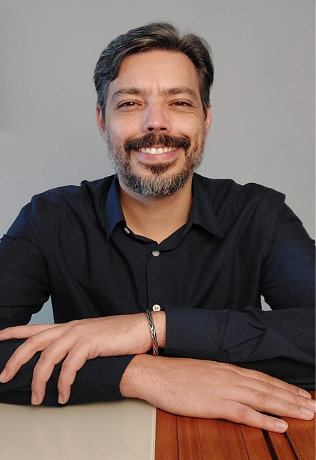 Marco Santos em seu consultório